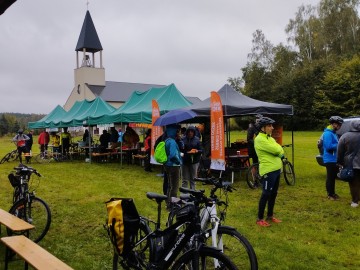 Pogoda nie odstraszyła entuzjastów turystyki pieszej i rowerowej na jubileuszowej XX edycji Rajdu Tour de Kalonka, 